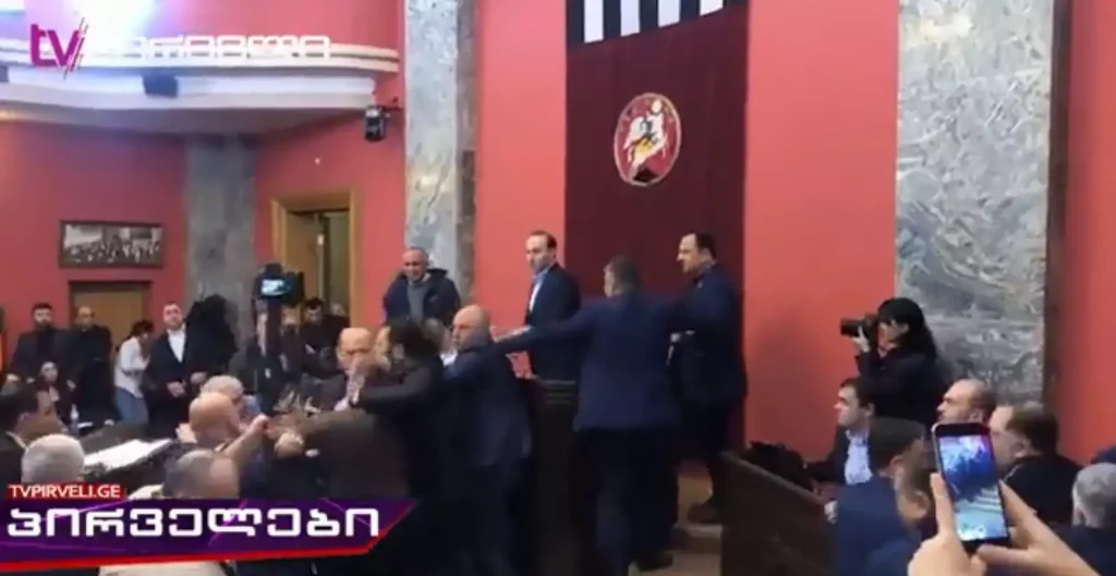 Σκηνές απείρου κάλους στη Γεωργία: Άγριο ξύλο μεταξύ βουλευτών μέσα στο κοινοβούλιο (βίντεο)
