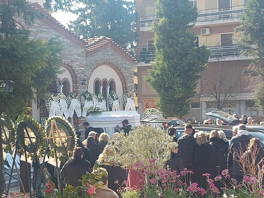 Θεσσαλονίκη: Θλίψη στην κηδεία του απόστρατου αστυνομικού και του 15χρονου γιου του