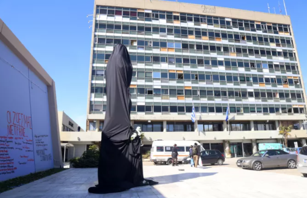 Βουβός θρήνος για το έγκλημα στα Τέμπη – Κάλυψαν με μαύρο ύφασμα το άγαλμα του Αριστοτέλη στο ΑΠΘ (φωτό)