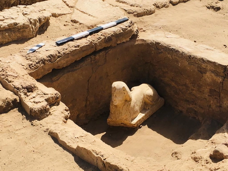 Αίγυπτος: Αρχαιολόγοι ανακάλυψαν χαμογελαστή «μίνι» σφίγγα με… λακκάκια στα μάγουλα (φώτο)