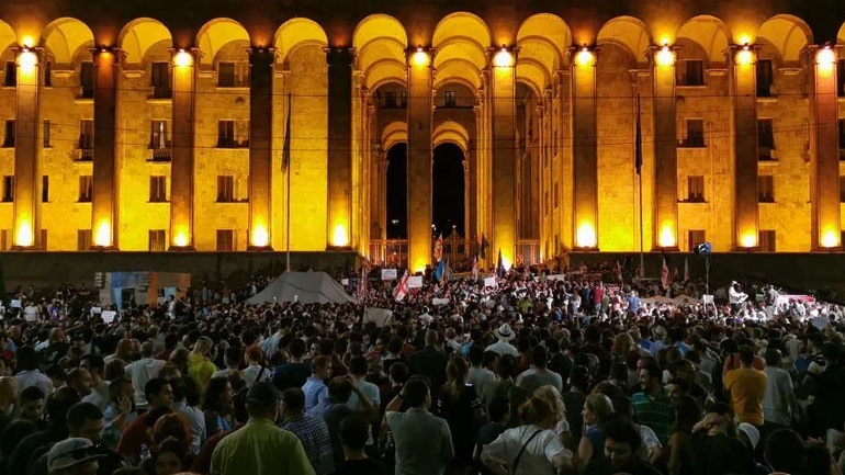 Γεωργία: Ψηφίστηκε ο νόμος περί πρακτόρων – Στόχος οι ξένες ΜΚΟ