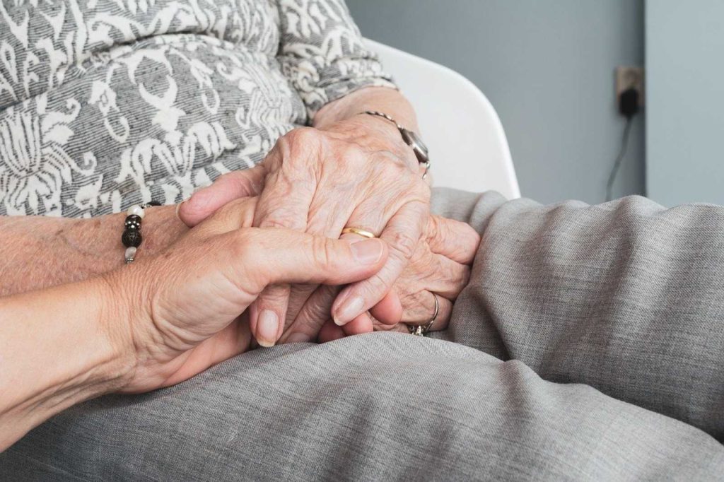Νέα μελέτη: Οι ηλικιωμένοι με συχνές κοινωνικές επαφές ζουν περισσότερο
