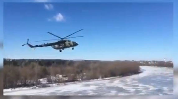 Ρωσικό ελικόπτερο Mil Mi-8 χτυπά σε ηλεκτροφόρα καλώδια αλλά ο πιλότος καταφέρνει να κάνει αναγκαστική προσγείωση (βίντεο)