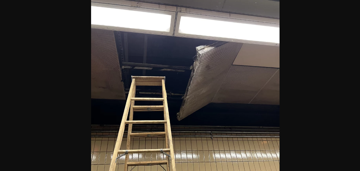 Βοστόνη: Η τρομακτική στιγμή που πάνελ οροφής καταρρέει δίπλα σε επιβάτη του μετρό (βίντεο)