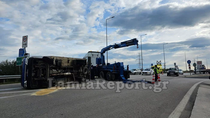 Λαμία: Τροχαίο με φορτηγό που αναποδογύρισε στον παράδρομο της Εθνικής Οδού (φωτο)