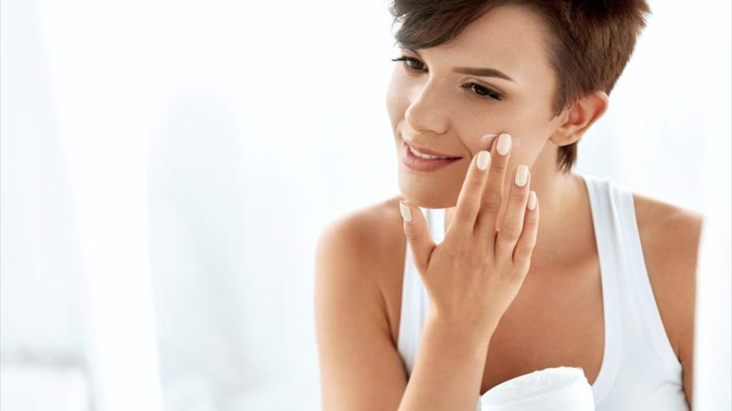 Δερματολόγος αποκαλύπτει: Ποια είναι η σωστή ποσότητα αντηλιακού ή ενυδατικής που πρέπει να χρησιμοποιείτε; (φωτο)