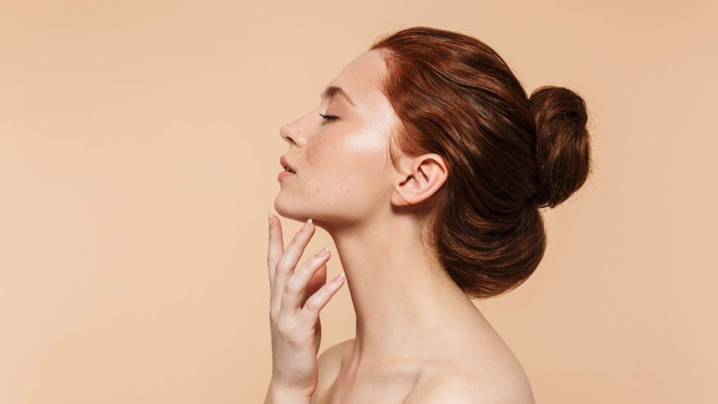 Το skincare εργαλείο που κάνει «χαμό» στο TikTok και υπόσχεται να σμιλέψει το πρόσωπό σου