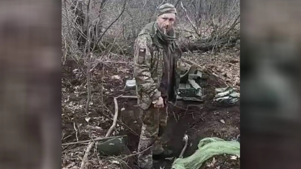 «Σλάβα Ουκραΐνα» και οι πυροβολισμοί που οδήγησαν στον θάνατο τον Ουκρανό στρατιώτη με το τσιγάρο (σκληρό βίντεο)