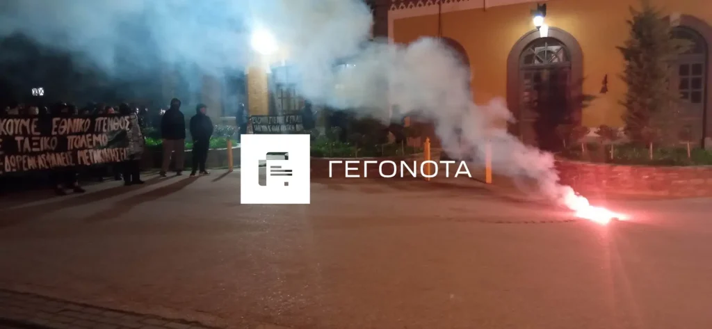 Βόλος: Επεισόδια σε πορεία για το μαζικό έγκλημα στα Τέμπη – Συνελήφθη ένας νεαρός (φώτο-βίντεο)