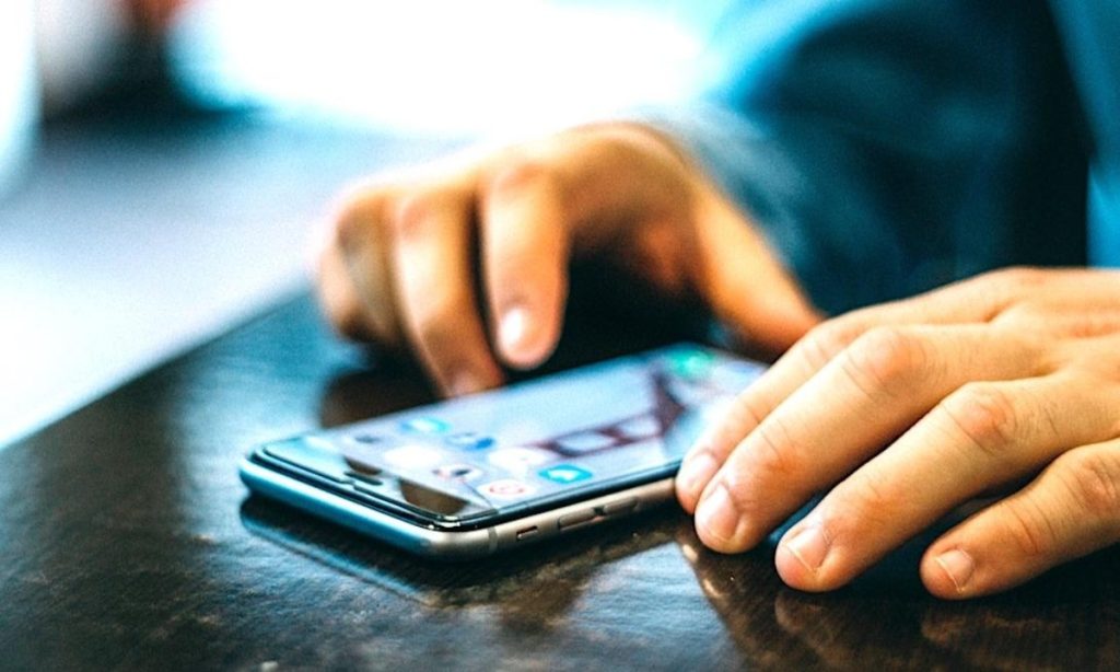 Αμαλιάδα: «Μαϊμού» υπάλληλος της ΔΕΔΔΗΕ απέσπασε 18.000 ευρώ σε βάρος άνδρα μέσω μηνυμάτων