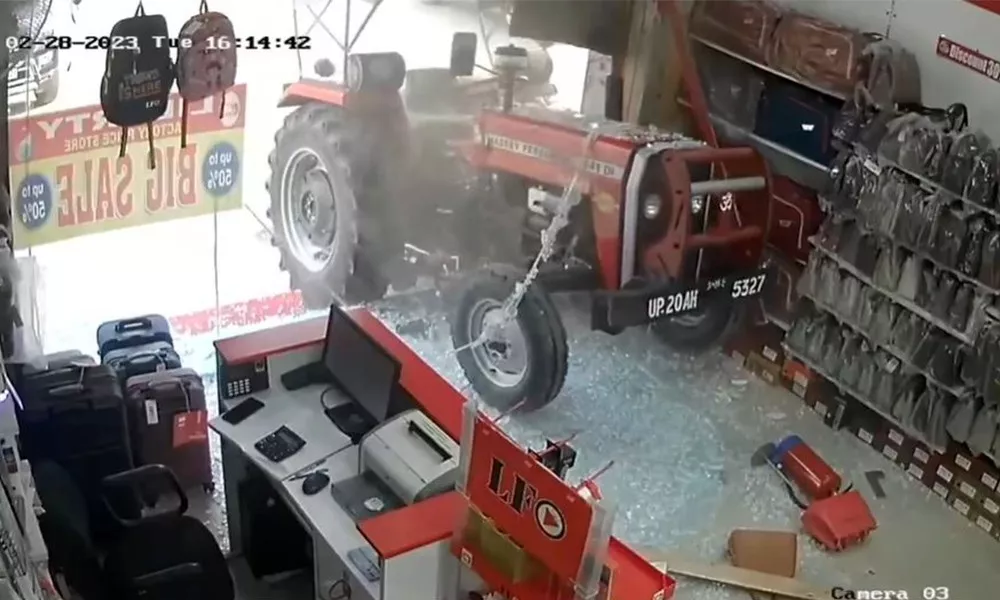 Ινδία: Η στιγμή που τρακτέρ χωρίς οδηγό… «καρφώνεται» πάνω σε κατάστημα (βίντεο)