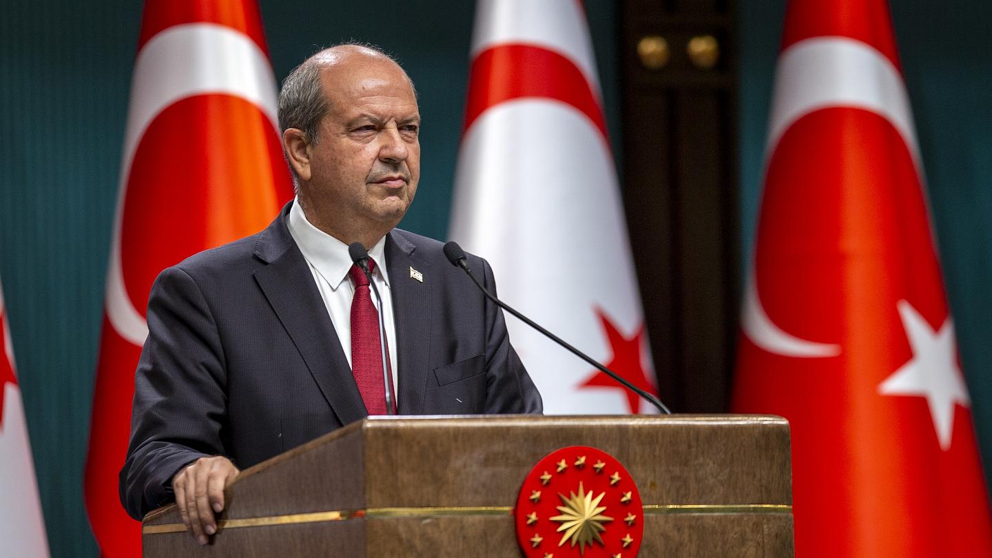 Ερσίν Τατάρ: Έφαγε τούμπα παίζοντας ποδόσφαιρο με μαθητές (βίντεο)