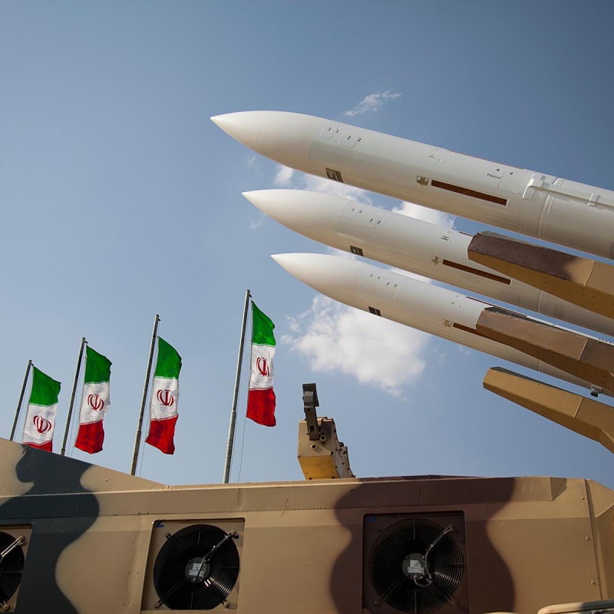 Αναφορές της Δύσης πως το Ιράν έστειλε μυστικά στη Ρωσία 100 εκατ. σφαίρες και 300 χιλιάδες βλήματα πυροβολικού