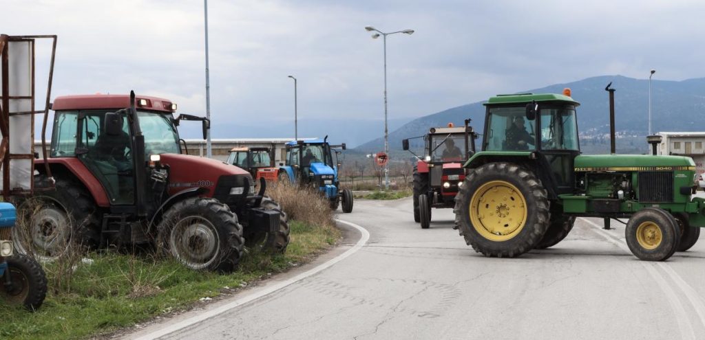 Έγκλημα στα Τέμπη: Και οι αγρότες συμμετέχουν στην απεργία – Βάζουν τα τρακτέρ στις «ματωμένες ράγες» του ΟΣΕ