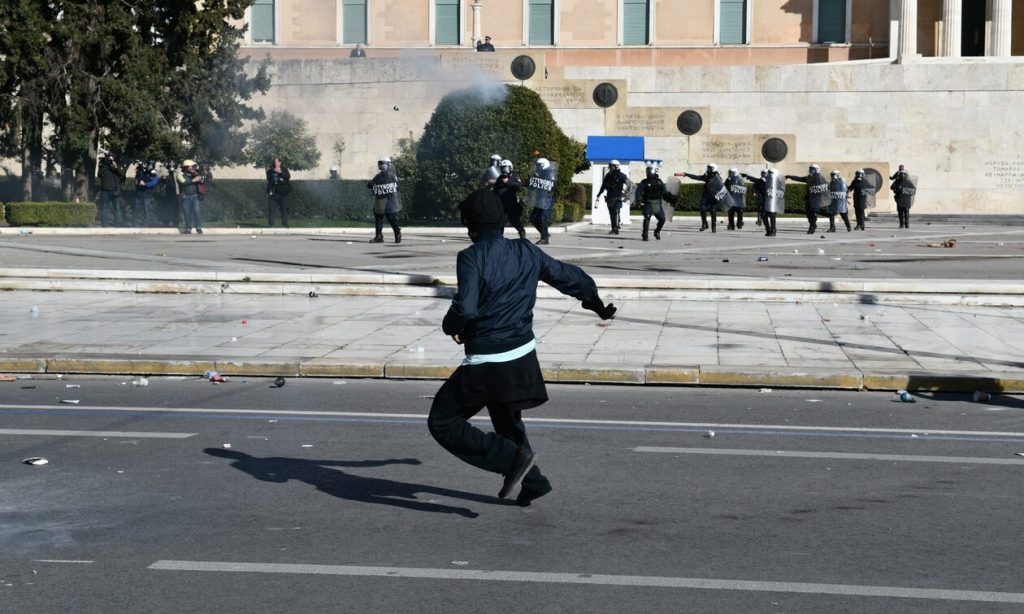 Επεισόδια στο κέντρο της Αθήνας – Ένταση και χημικά μπροστά στη Βουλή (upd) (φωτό-βίντεο)