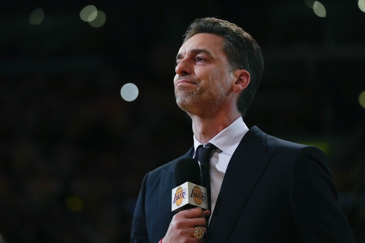 NBA: Οι Λέικερς απέσυραν τη φανέλα του Πάου Γκασόλ – Βρέθηκε δίπλα σε αυτή του Κόμπι Μπράιαντ (φωτό-βίντεο)
