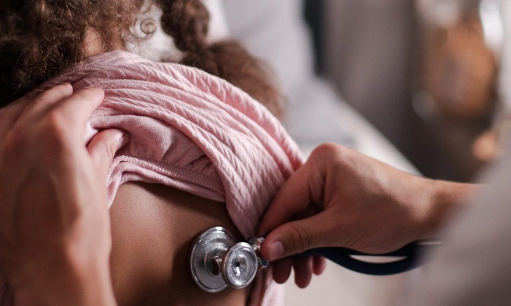 Πνευμονία σε παιδιά: Πόσο αυξάνει τον κίνδυνο πρόωρου θανάτου