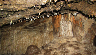 Εντυπωσιακές εικόνες: Δείτε το «απόκοσμο» Σπήλαιο της Νυχτερίδας στον Υμηττό (βίντεο)