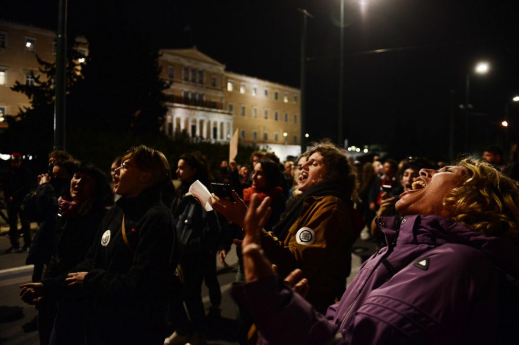 Κουκουλοφόροι πέταξαν πέτρες στα γραφεία του ΟΣΕ στην πλατεία Καραϊσκάκη – Επιτέθηκαν σε δυνάμεις των ΜΑΤ