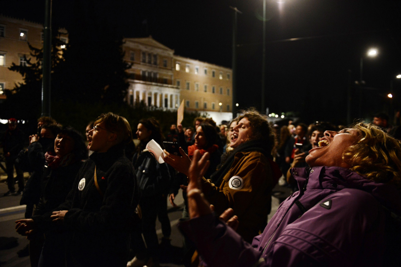 Κουκουλοφόροι πέταξαν πέτρες στα γραφεία του ΟΣΕ στην πλατεία Καραϊσκάκη – Επιτέθηκαν σε δυνάμεις των ΜΑΤ