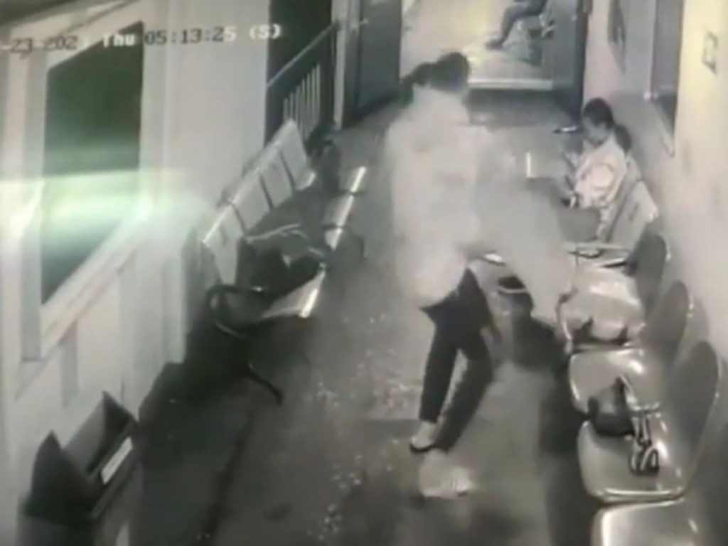 Τρομακτικό σκηνικό στην Ινδονησία: Άνδρας πέταξε τη σύζυγό του από το ferry boat – Κρατήθηκε από την κουπαστή και σώθηκε (βίντεο)