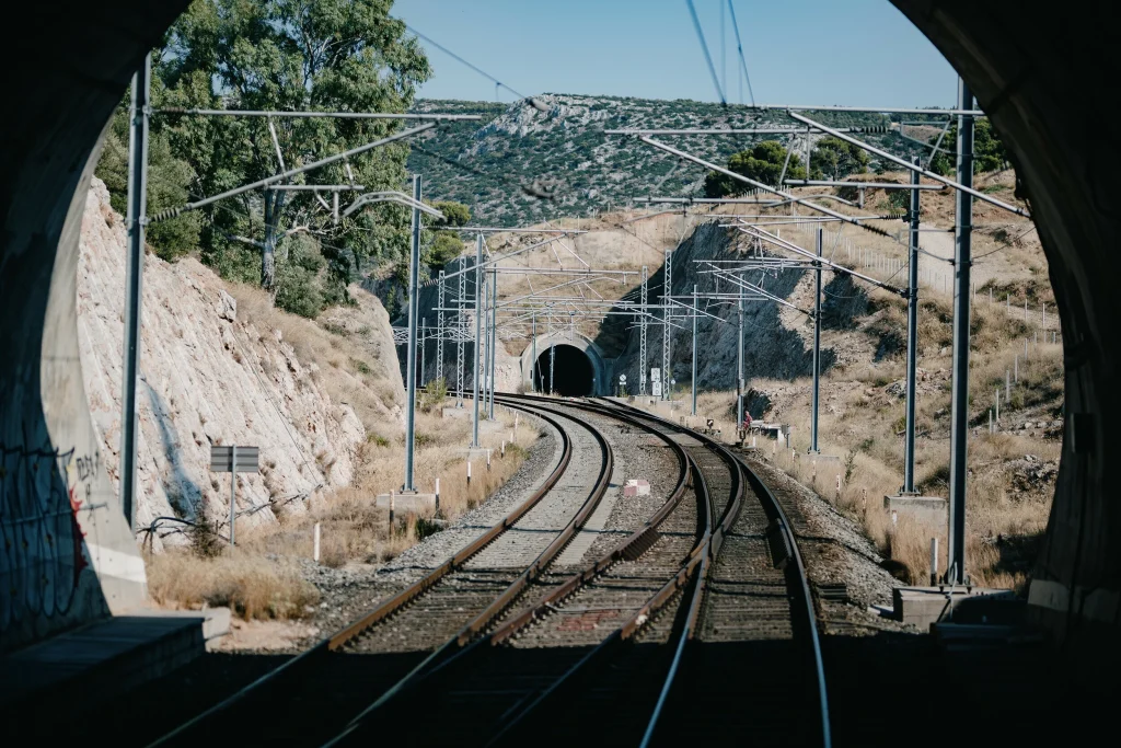 Λάρισα: Δεν λειτουργούν σωστά οι διαβάσεις των τρένων – Εκτός λειτουργίας μπάρες και σηματοδότες