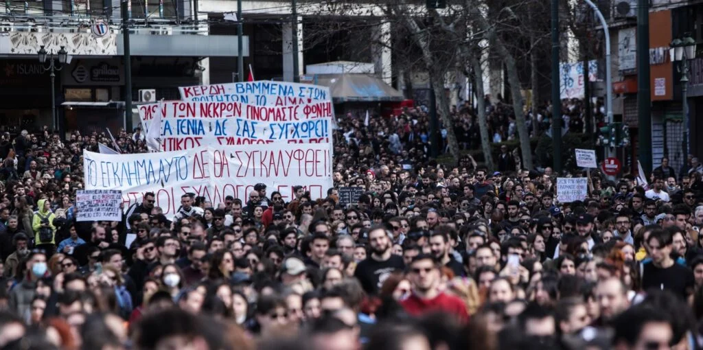 Συλλαλητήριο φοιτητών για το έγκλημα στα Τέμπη στο κέντρο της Αθήνας – Κλειστές Πανεπιστημίου και Σταδίου