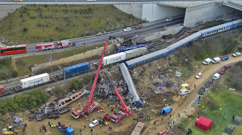 Τρισάγιο στον τόπο του σιδηροδρομικού εγκλήματος στα Τέμπη