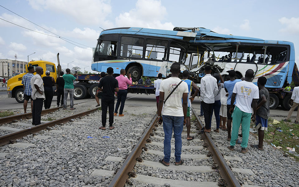 Νιγηρία: Λεωφορείο συγκρούστηκε με τρένο – Τουλάχιστον 6 νεκροί και πάνω από 70 τραυματίες (βίντεο)