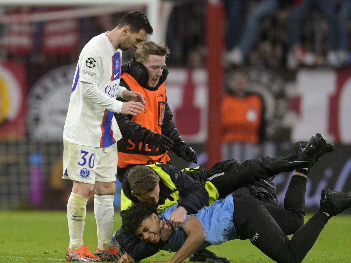Οπαδός όρμησε στον Μέσι μετά τη λήξη του Μπάγερν-Παρί – Τον απομάκρυνε η ασφάλεια