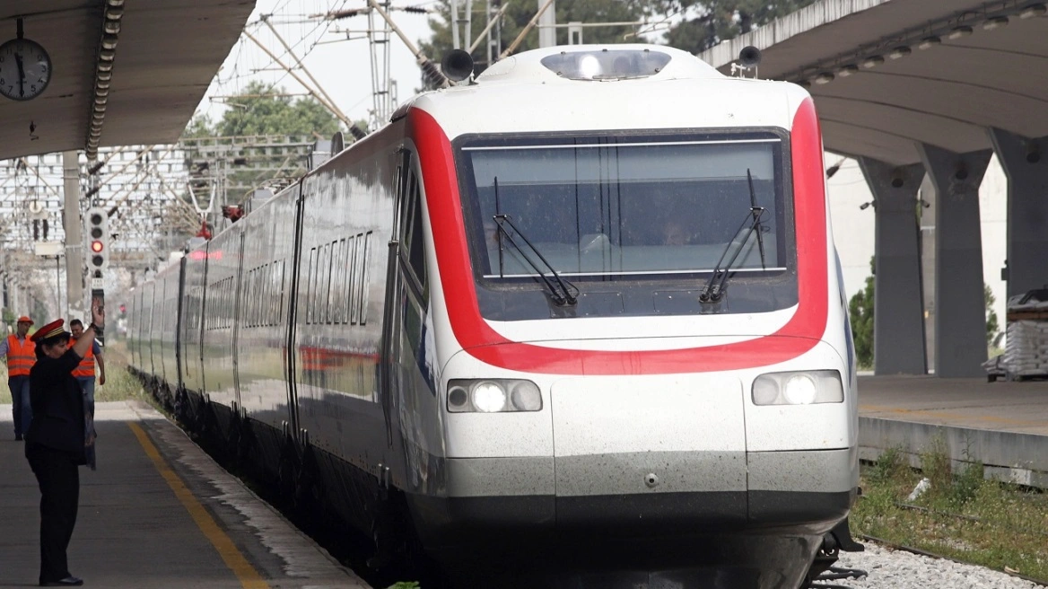 ΝΔ: Στα κομματικά γραφεία του ΣΥΡΙΖΑ είχαν αποσπαστεί δύο υπάλληλοι της Ρυθμιστικής Αρχής Σιδηροδρόμων