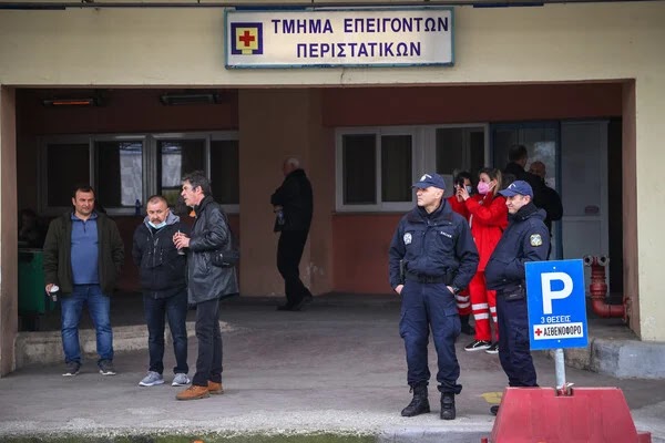 Μαζικό έγκλημα στα Τέμπη: 13 άτομα παραμένουν σε νοσοκομεία της Λάρισας – Σε κρίσιμη κατάσταση ο 20χρονος Γεράσιμος