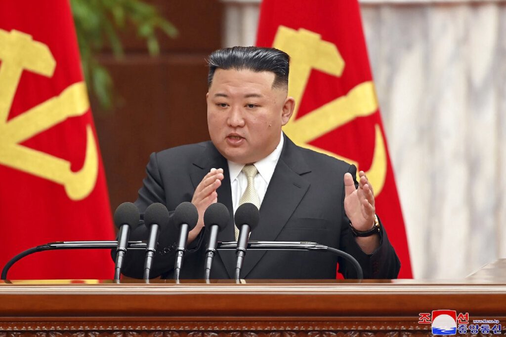Κιμ Γιονγκ Ουν: «Να ενισχυθούν τα στρατιωτικά γυμνάσια ενόψει ενός “πραγματικού πολέμου”»