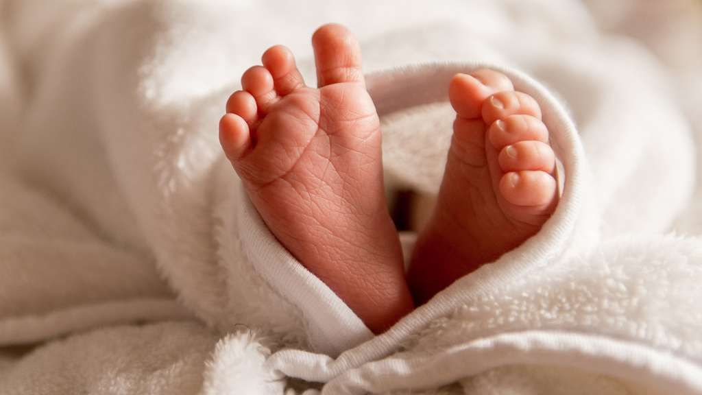 Έθαψαν νεκρό μωρό σε περιοχή της Λάρισας – Αποκαλύφθηκαν μετά από αιμορραγία της μητέρας