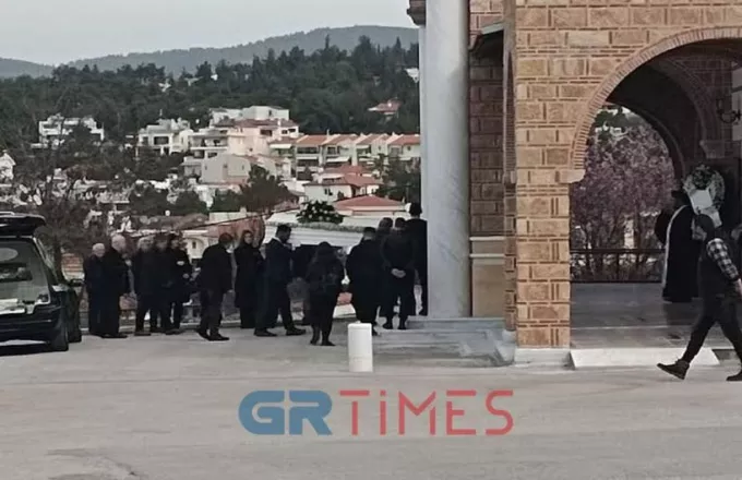 Θρήνος στην κηδεία της 20χρονης Φραντζέσκας με την «αγγελική» φωνή που σκοτώθηκε στο έγκλημα των Τεμπών