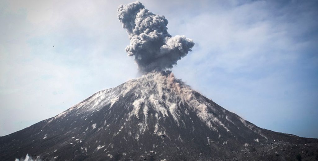 «Ξύπνησε» το ηφαίστειο Μεράπι στην Ινδονησία – Εκτόξευσε τέφρα σε ύψος επτά χιλιομέτρων (βίντεο)