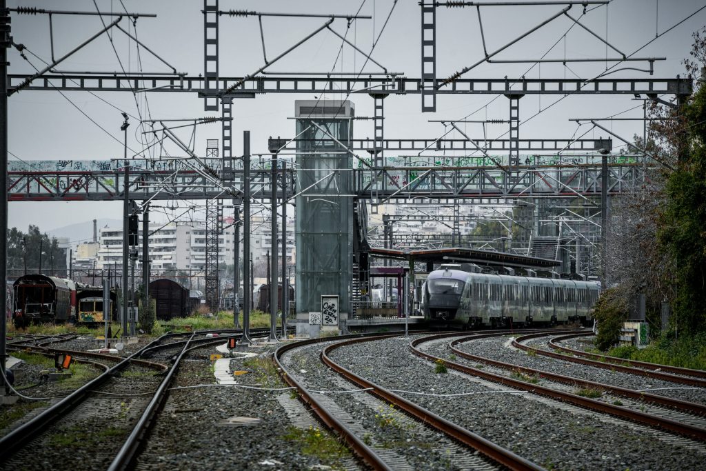Έγκλημα στα Τέμπη: Πώς η κυβέρνηση Μητσοτάκη δεν υλοποίησε την σύμβαση 717 που θα έσωζε τις 57 ζωές