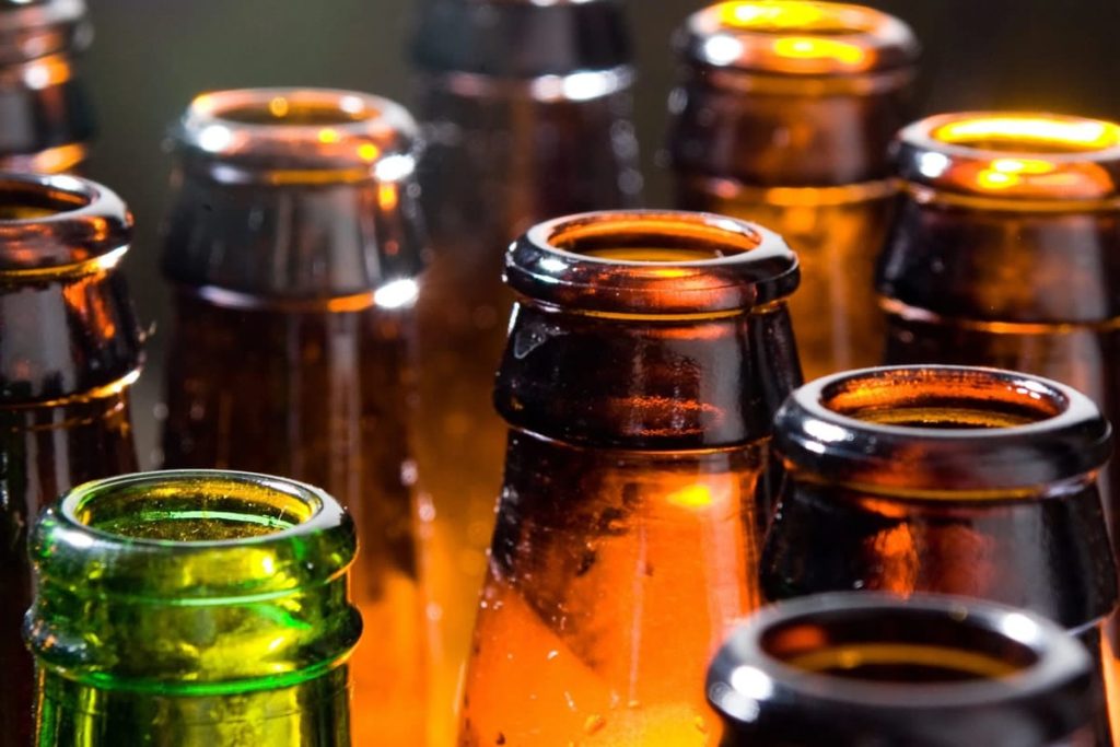 Αυτό το ήξερες; – Γιατί τα μπουκάλια της μπύρας είναι πράσινα ή καφέ και ποτέ διάφανα;