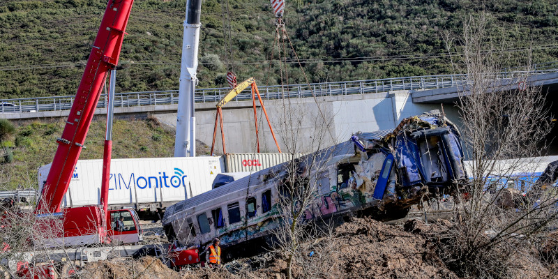 Η πρώτη κατάθεση του σταθμάρχη μετά τη σύλληψή του για τη φονική σύγκρουση στα Τέμπη: «Εμπιστεύθηκα τις ενδείξεις» (φώτο)