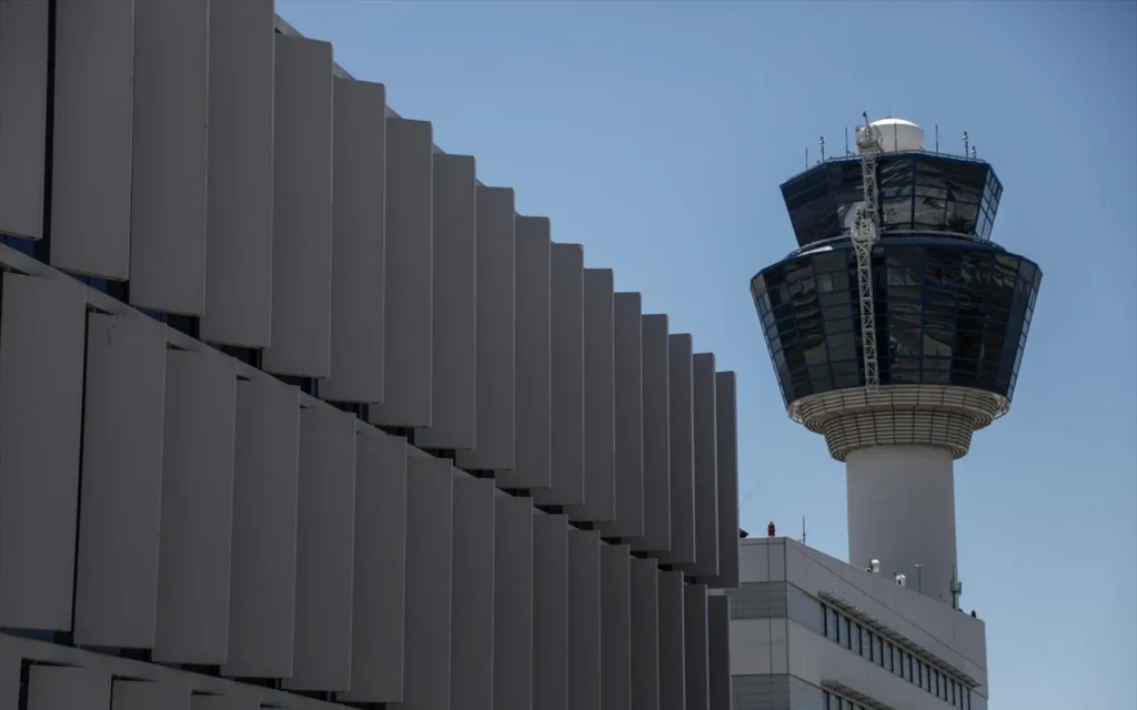 Έχετε αναρωτηθεί; – Πώς εξηγείται η κλίση των τζαμιών στους πύργους ελέγχου