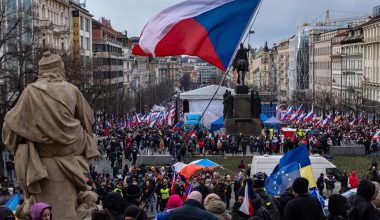 Τσεχία: Χιλιάδες διαδηλώνουν εναντίον της φτώχειας και των παραδόσεων όπλων στην Ουκρανία