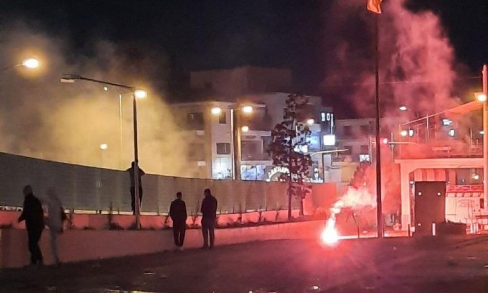 Επεισόδια στη Νέα Φιλαδέλφεια μετά το ΑΕΚ-Ολυμπιακός – Χρήση δακρυγόνων από τα ΜΑΤ