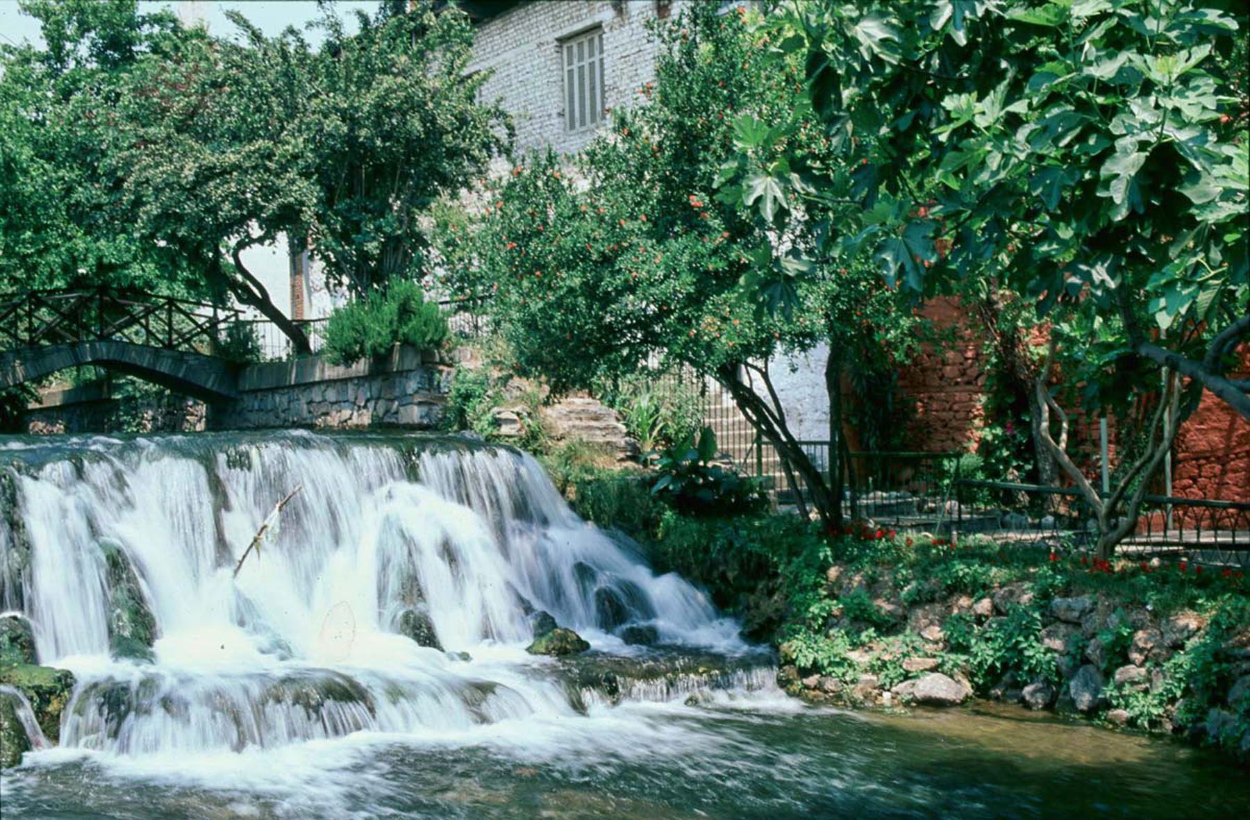 Έδεσσα: Γνωρίστε την πόλη που είναι φημισμένη για τους δώδεκα καταρράκτες της (βίντεο)