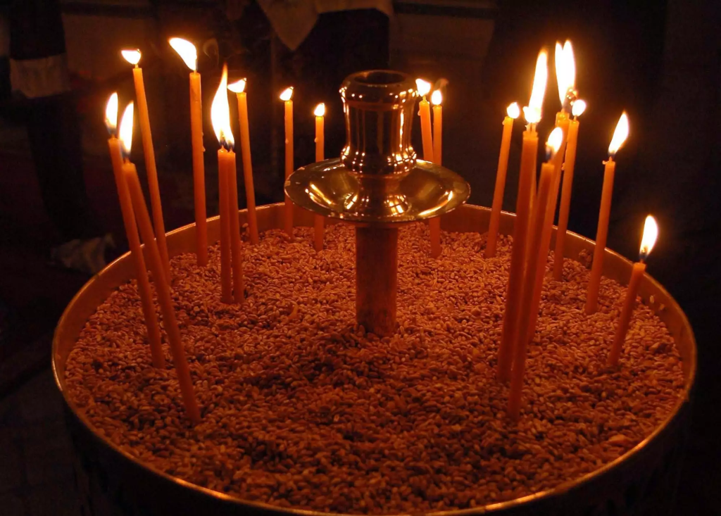 Έχετε αναρωτηθεί; – Πόση ώρα πρέπει να μένουν αναμμένα τα κεριά στην Εκκλησία;