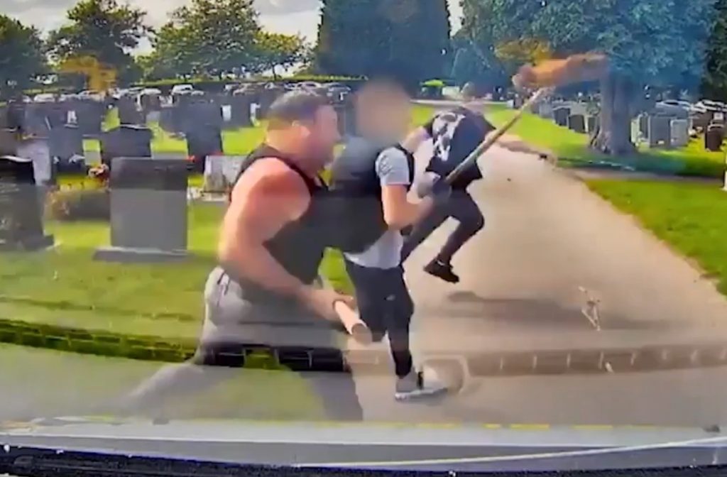 Ουαλία: «Μάχη» μεταξύ δύο οικογενειών σε μνημόσυνο – Έβγαλαν… τσεκούρια και ρόπαλα (βίντεο)