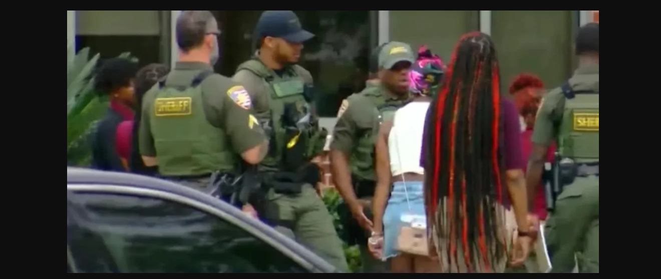 Περισσότεροι από 200 μαθητές και γονείς σε σχολείο των ΗΠΑ πιάστηκαν στα χέρια