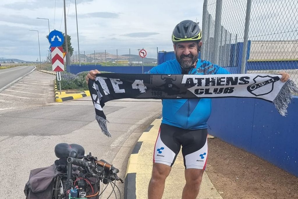 Οπαδός του ΟΦΗ πήγε στη Λιβαδειά από την Αθήνα με ποδήλατο για να δει από κοντά την ομάδα του (φωτό-βίντεο)