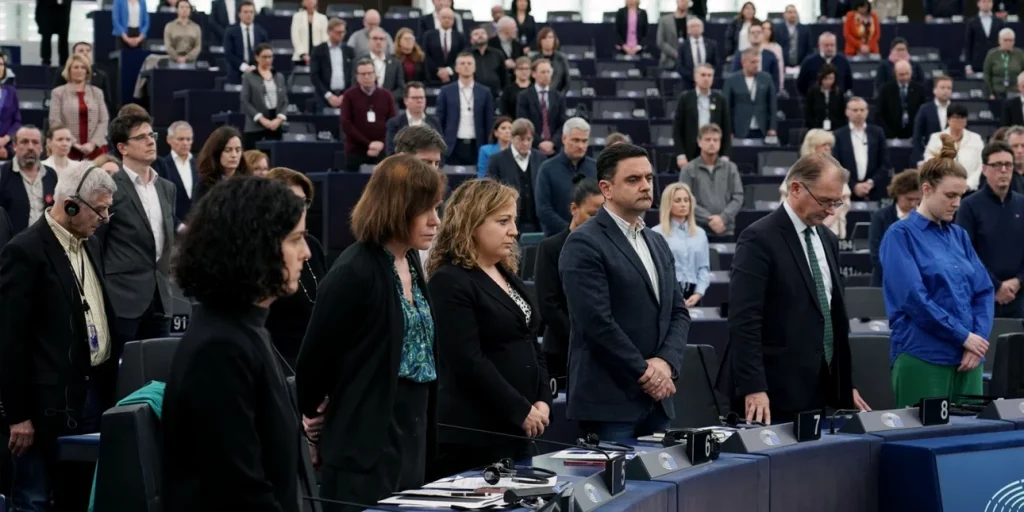 Ευρωπαϊκό Κοινοβούλιο: Ενός λεπτού σιγή για τα θύματα στο έγκλημα των Τεμπών (βίντεο)