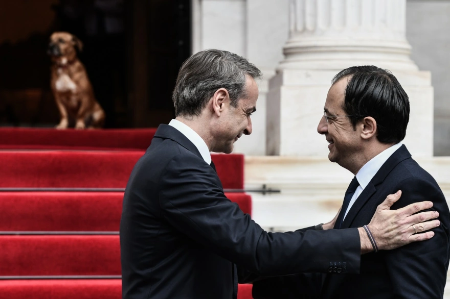 Στο Μέγαρο Μαξίμου ο Ν.Χριστοδουλίδης – Η υποδοχή από τον Κ.Μητσοτάκη (φωτο)