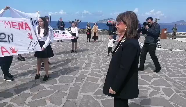 Η Νίσυρος υποδέχθηκε τη Κ.Σακελλαροπούλου με διαμαρτυρίες – Πανό με συνθήματα για το έγκλημα των Τεμπών
